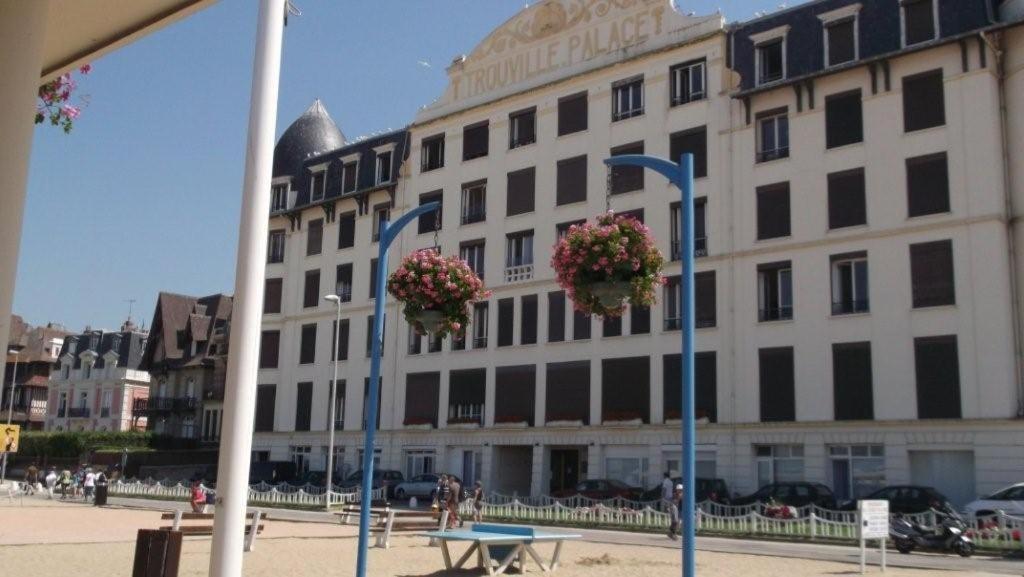 Paradis Les Pieds Sur Le Sable Trouville Palace 외부 사진